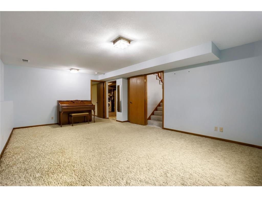 711 Cope Avenue W Roseville MN 55113 7061748 image11