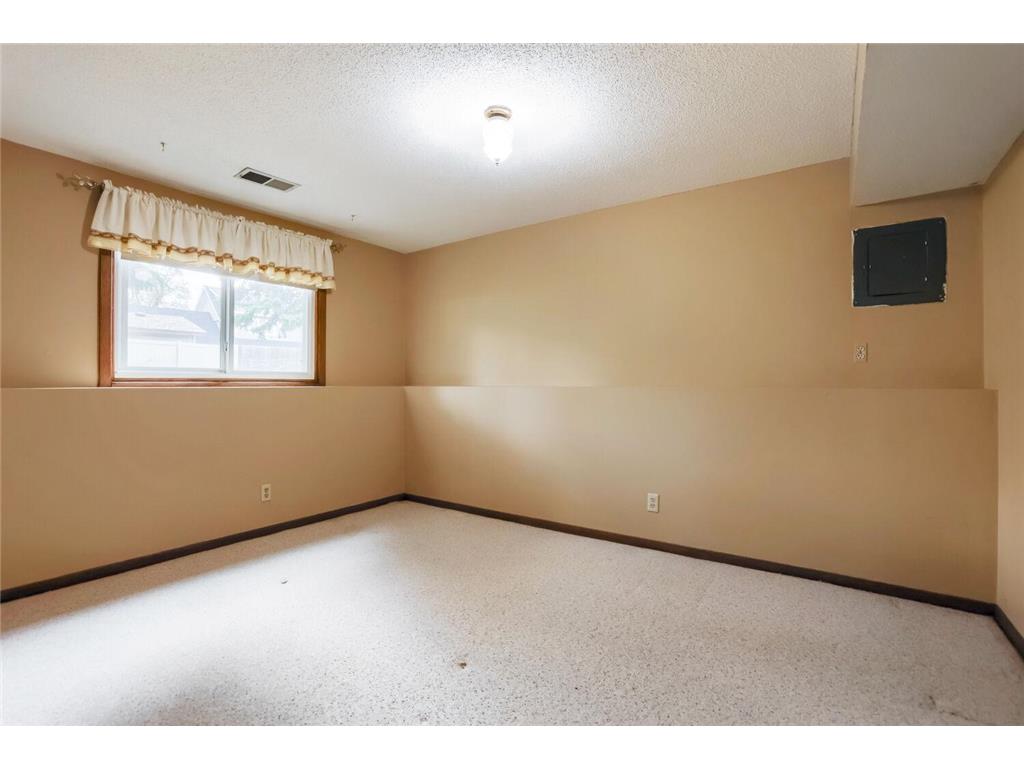 711 Cope Avenue W Roseville MN 55113 7061748 image22