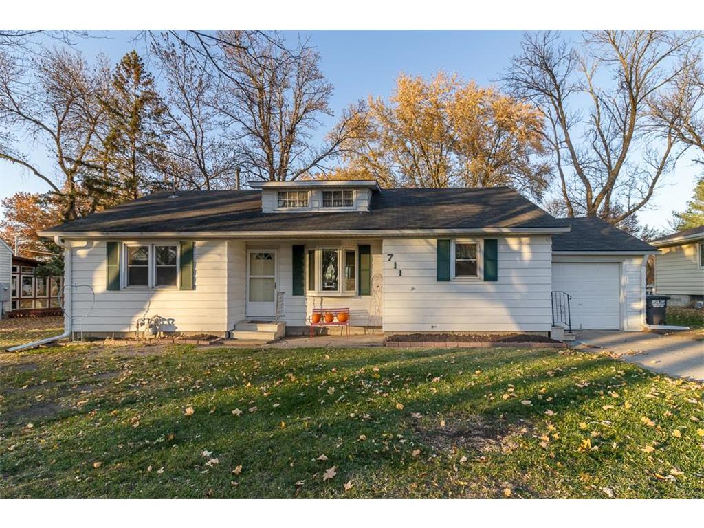 711 E Blue Earth Street Lake Crystal MN 56055 6816060 image1