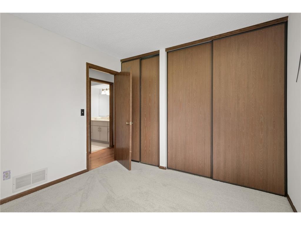 7111 Robinwood Bay Woodbury MN 55125 7085806 image20