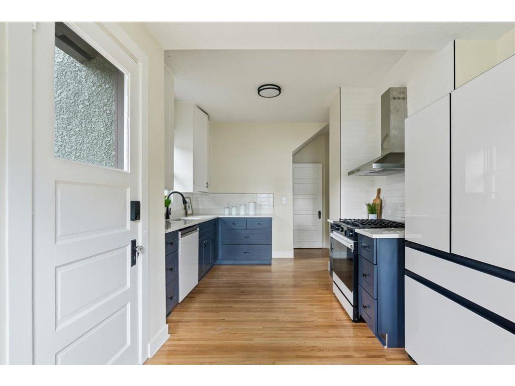 712 Cedar Lake Road S Minneapolis MN 55405 7103330 image13