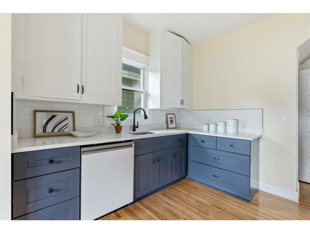 712 Cedar Lake Road S Minneapolis MN 55405 7103330 image9