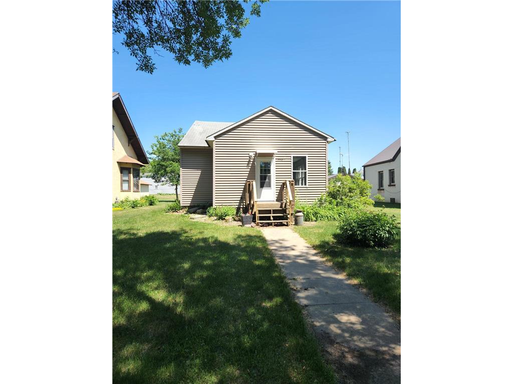 712 Douglas Street, Lakefield, MN 56150 MLS 6186012 Edina Realty