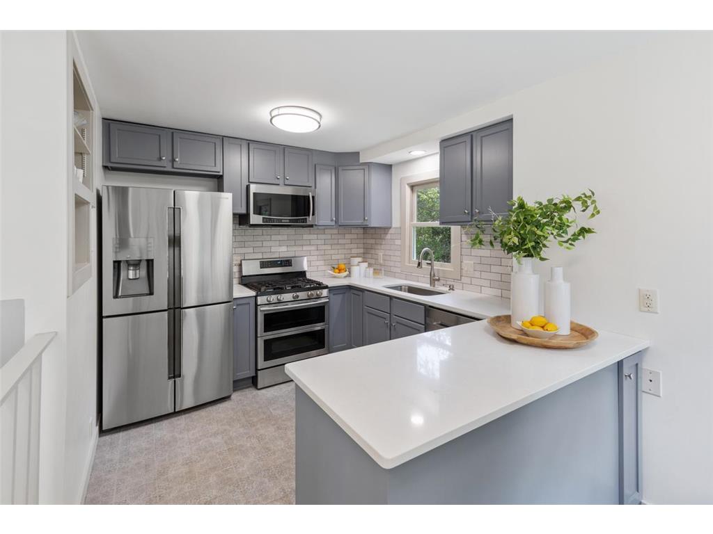 7231 Minnewashta Parkway Chanhassen MN 55331 6582442 image1