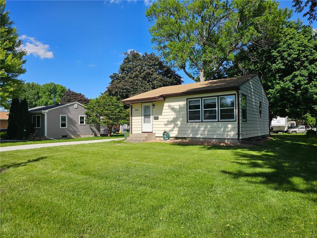 725 Oak Street NE Hutchinson MN 55350 6566994 image1