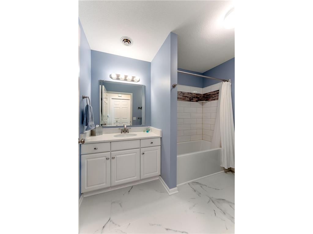 737 Markgrafs Lake Draw Woodbury MN 55129 - Markgrafs 7100459 image17