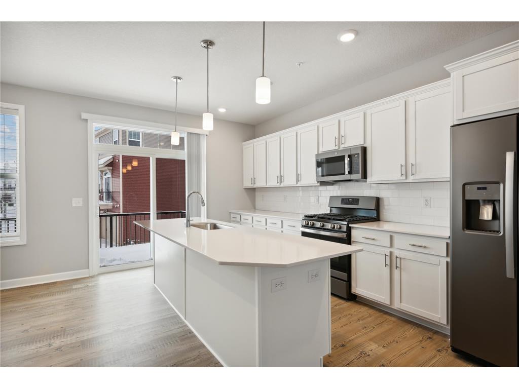 7576 38th Street N Oakdale MN 55128 6391955 image1