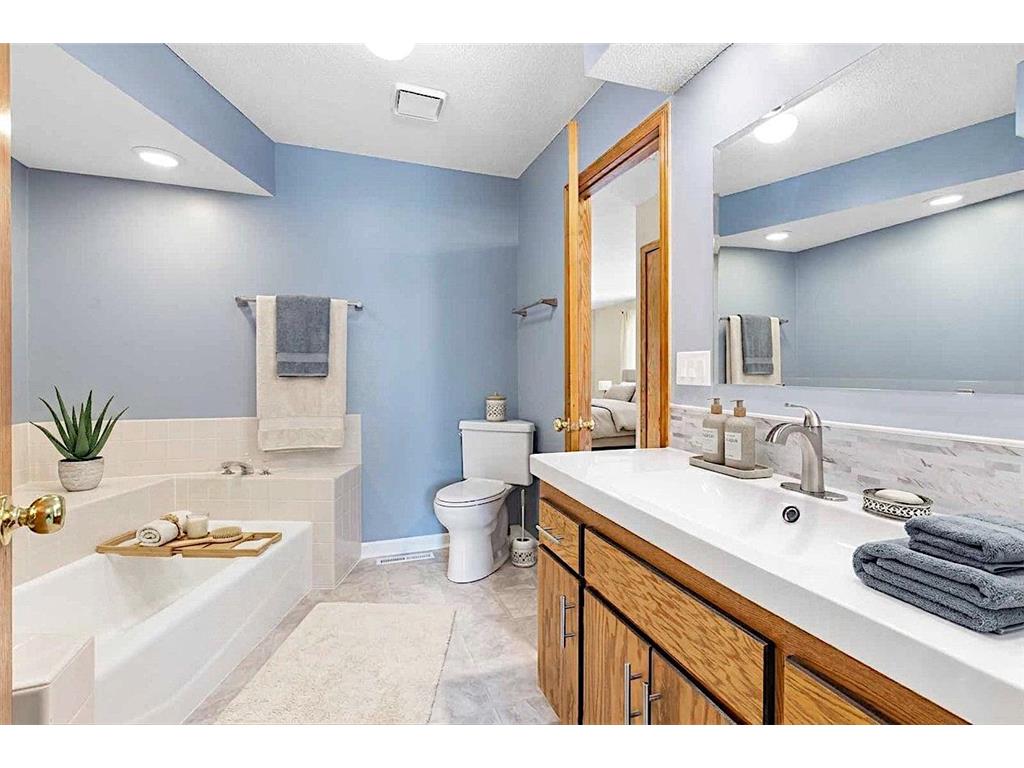 7638 13th Street N Oakdale MN 55128 7075700 image20