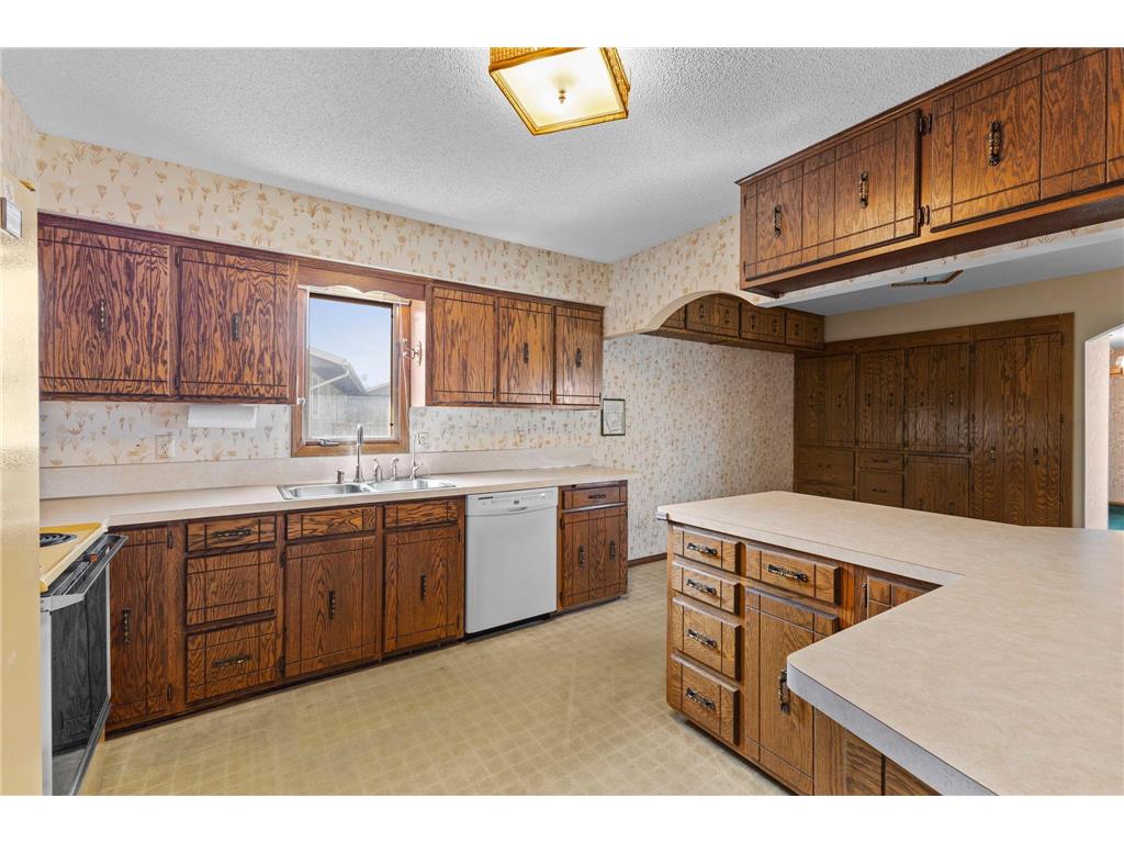 7708 82nd Avenue N Brooklyn Park MN 55445 7042815 image16