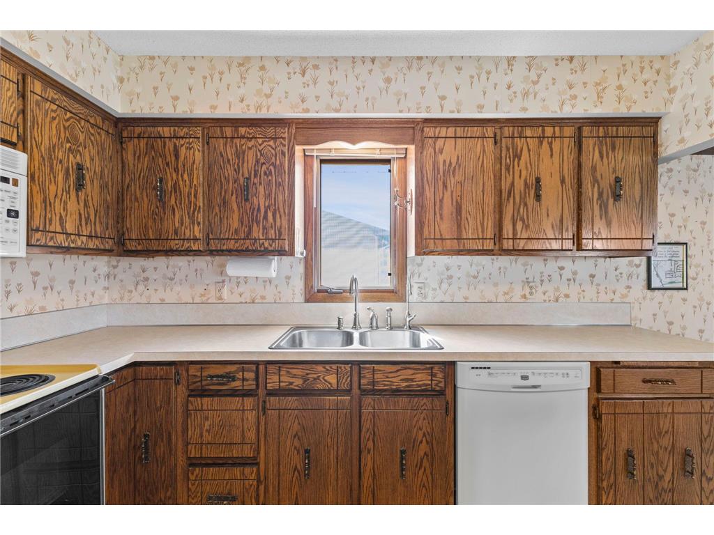 7708 82nd Avenue N Brooklyn Park MN 55445 7042815 image17