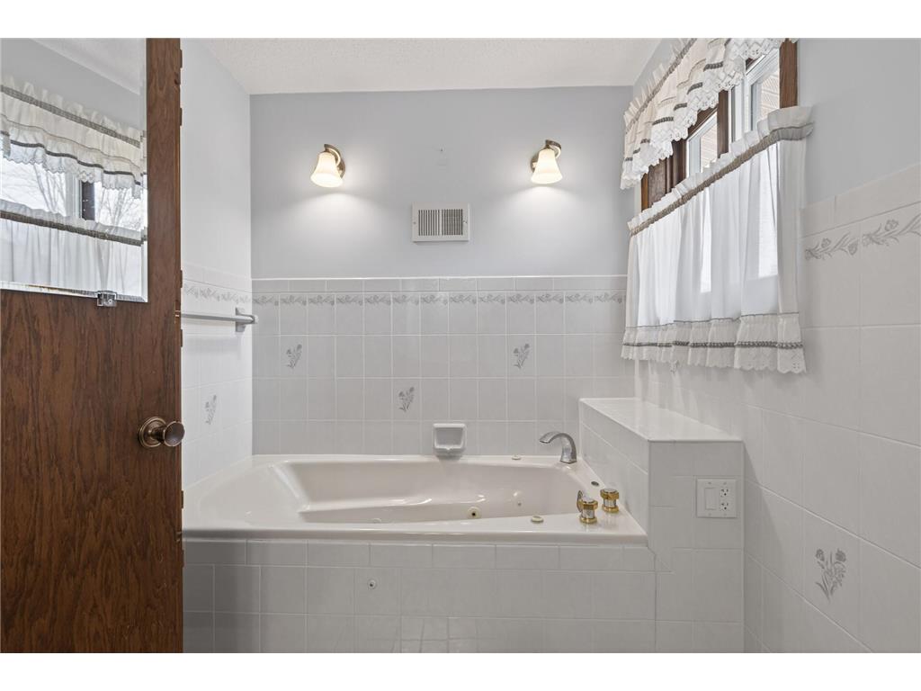 7910 W Park Hills Drive Bloomington MN 55438 7055749 image23