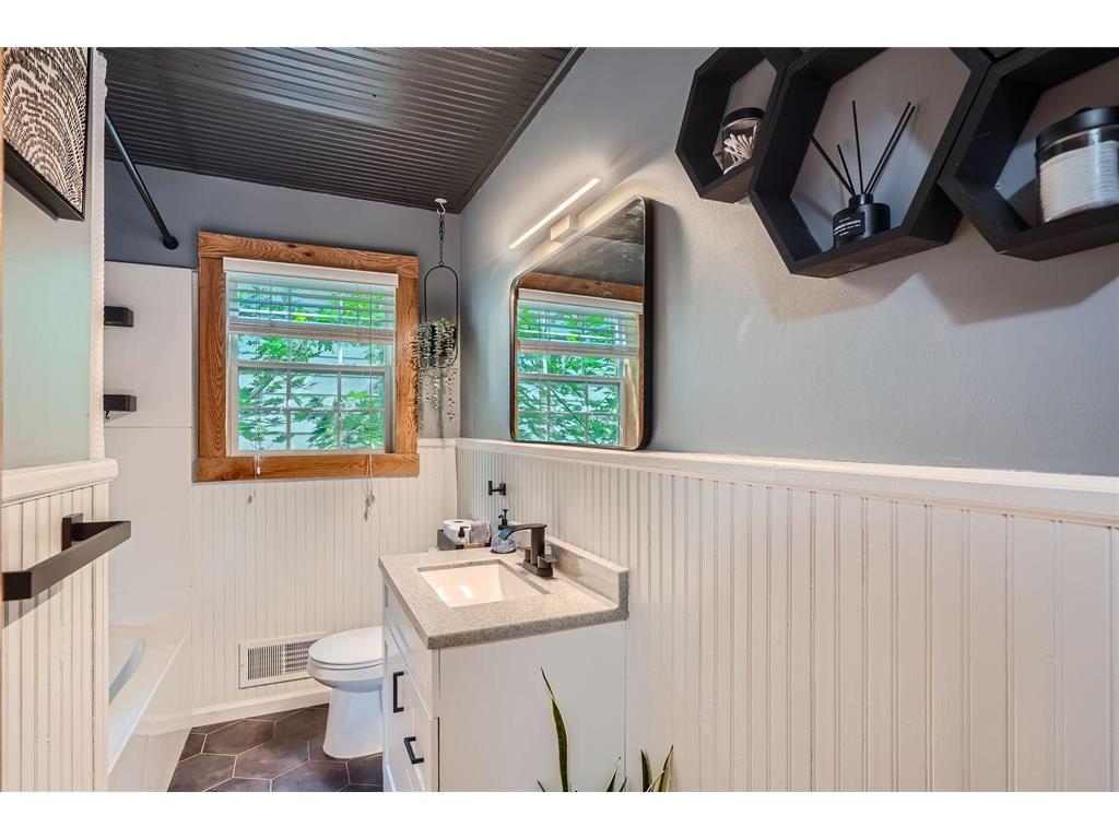 8 Queen Avenue S Minneapolis MN 55405 6809916 image16