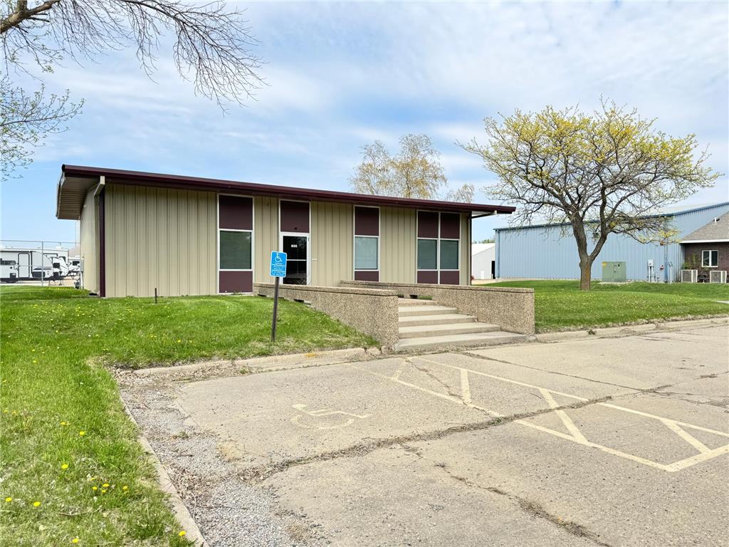 800 W College Drive Marshall MN 56258 6652458 image2