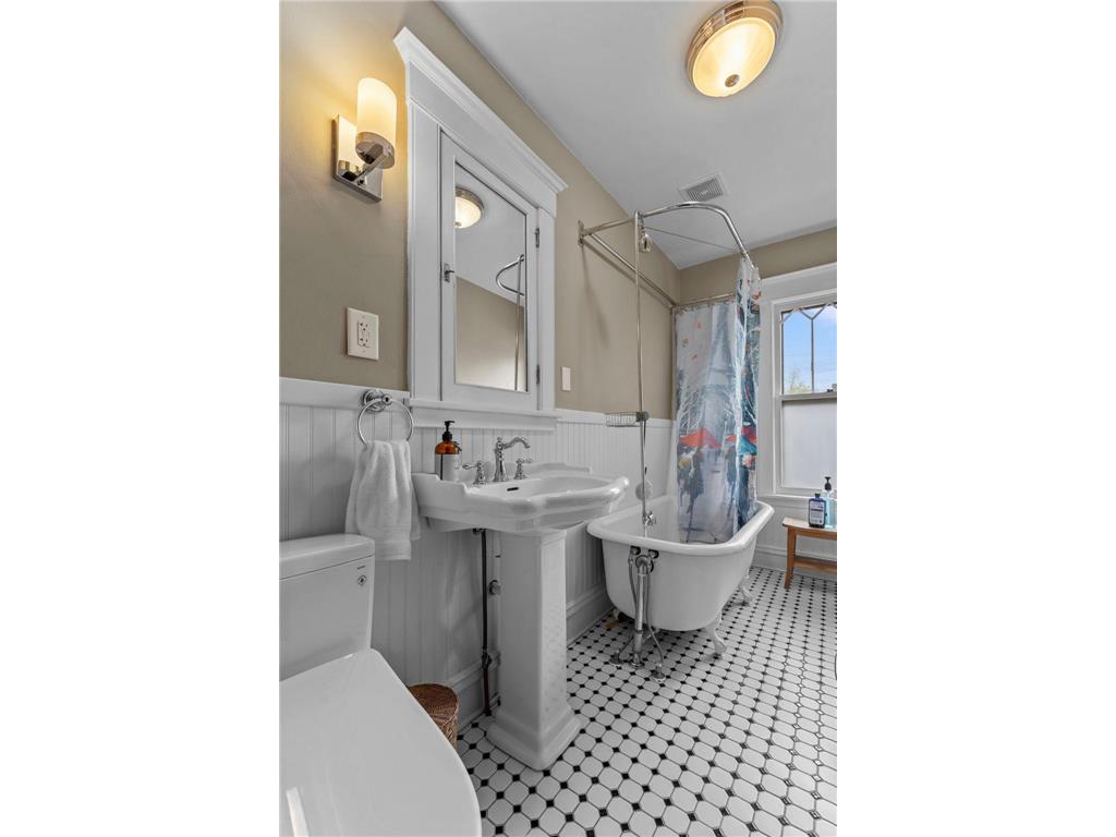 802 Ashland Avenue Saint Paul MN 55104 7070633 image46