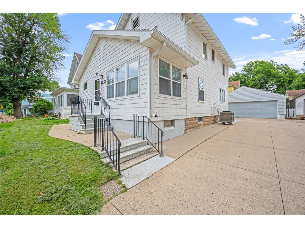 803 S Park Street Fairmont MN 56031 6569438 image1