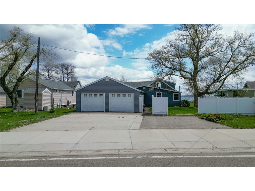 804 Lake Shore Drive Battle Lake MN 56515 - West Battle 7064088 image1
