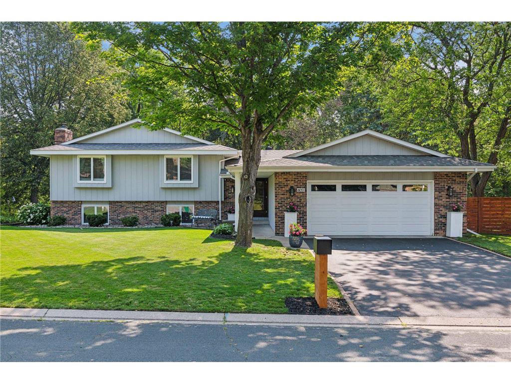 8051 Tierneys Woods Curve Bloomington MN 55438 6563304 image1