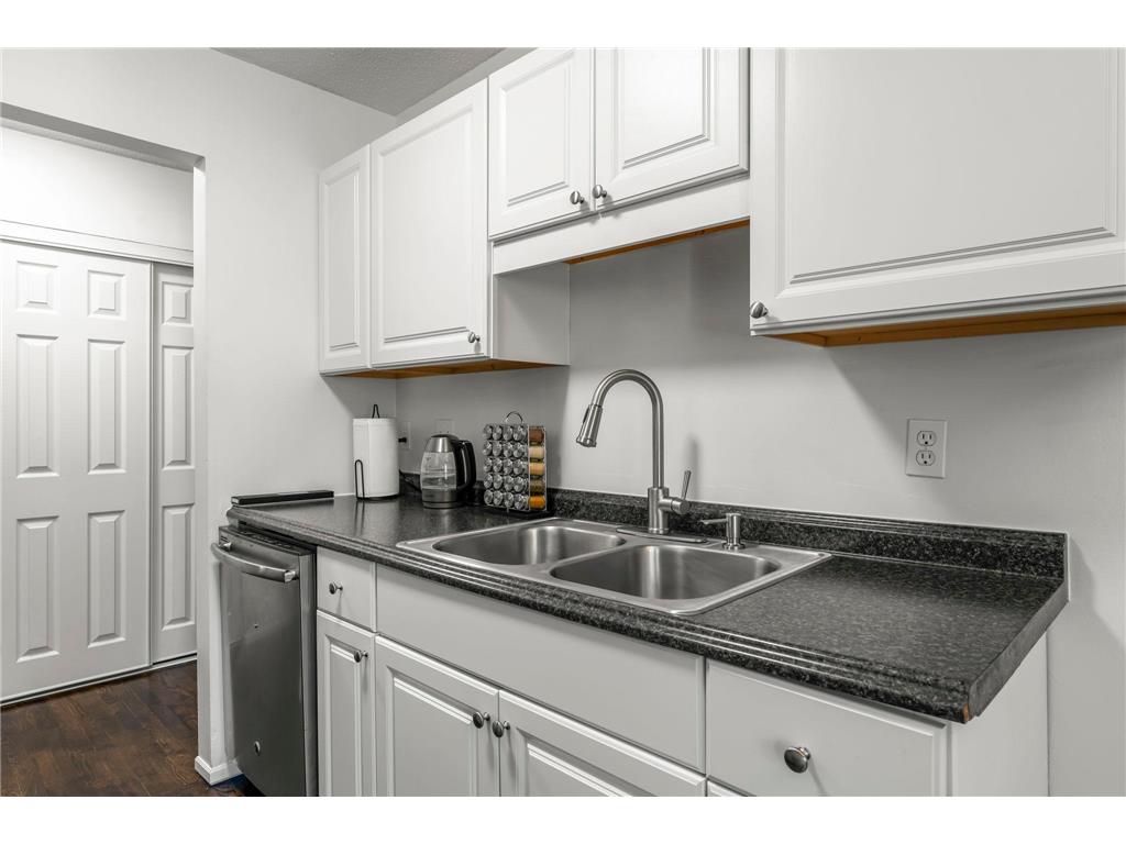 806 Old Settlers Trail #8 Hopkins MN 55343 6785766 image9