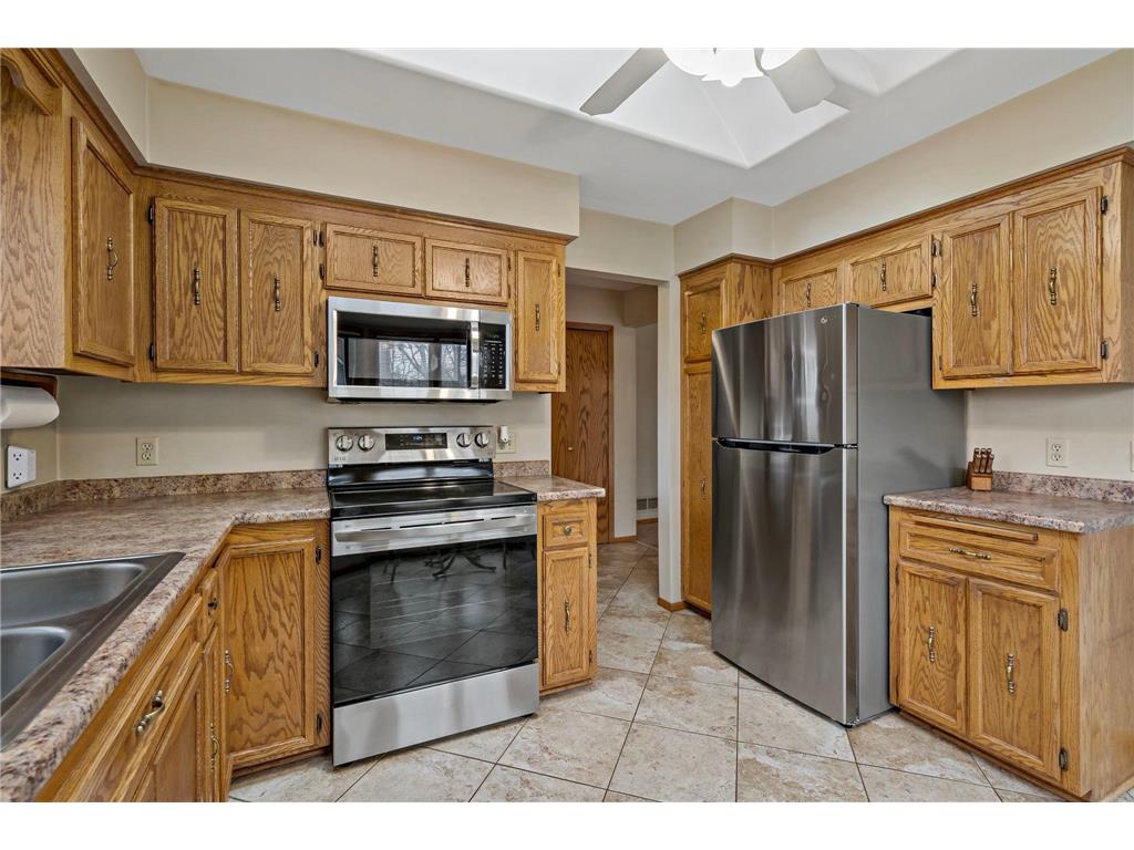 808 Bryant Lane Burnsville MN 55337 7027727 image4
