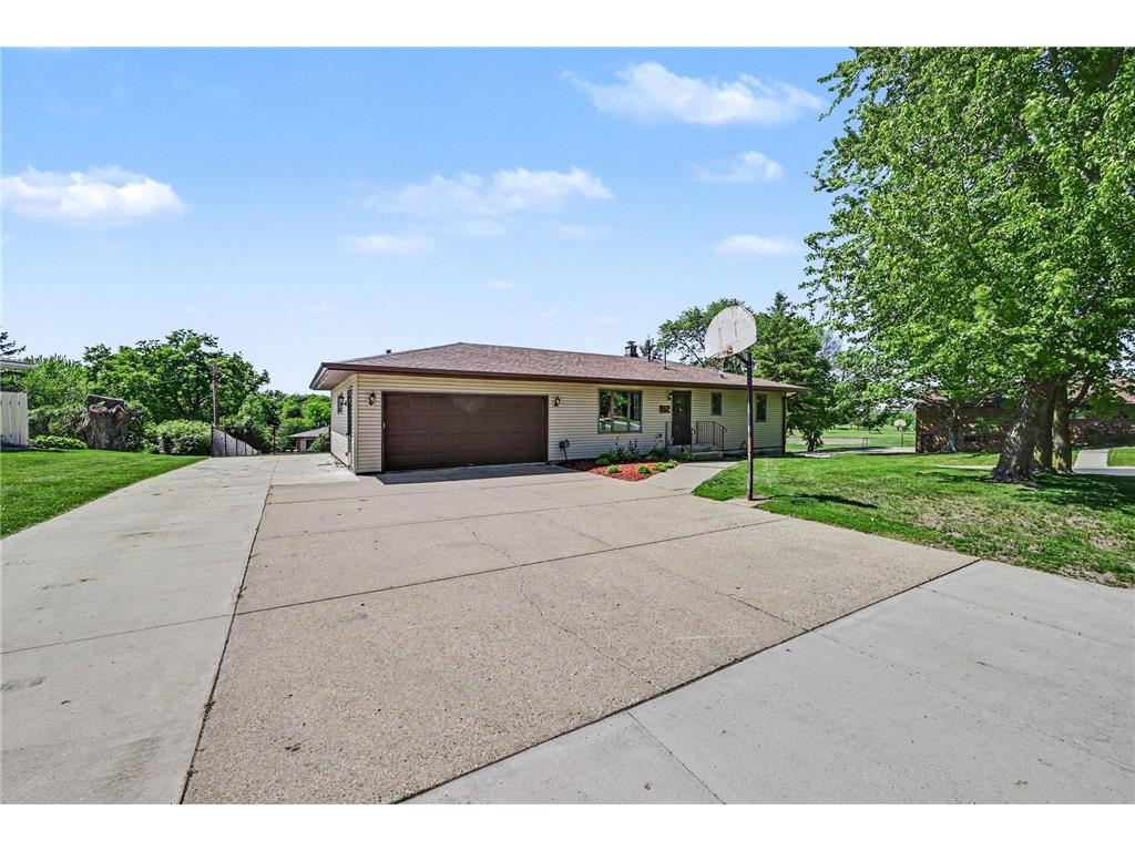 810 Hillcrest Drive Montgomery MN 56069 7079592 image1