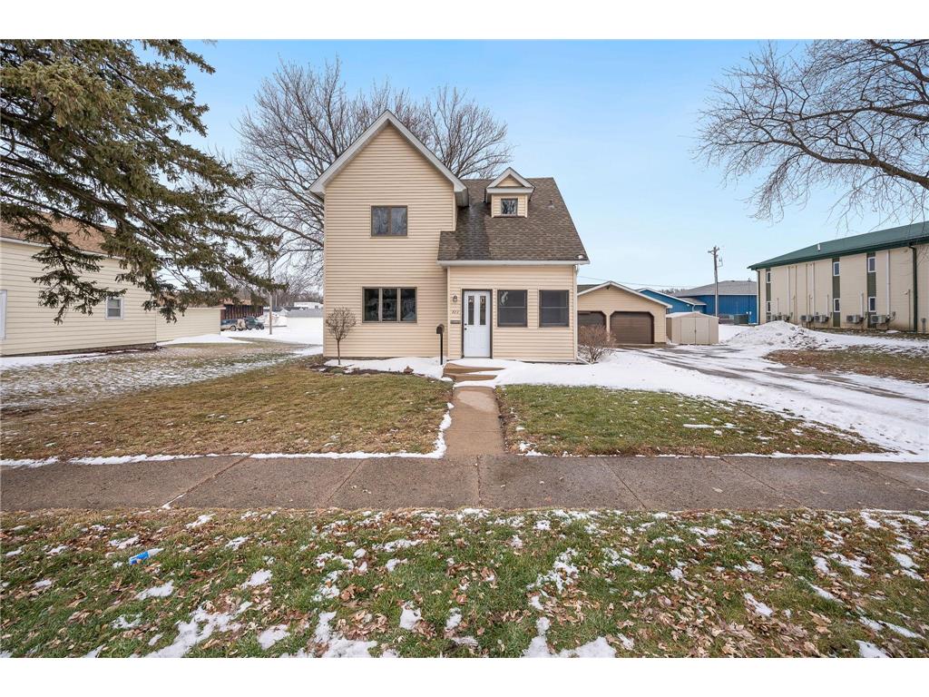 811 E 5th Street Blue Earth MN 56013 7003820 image1