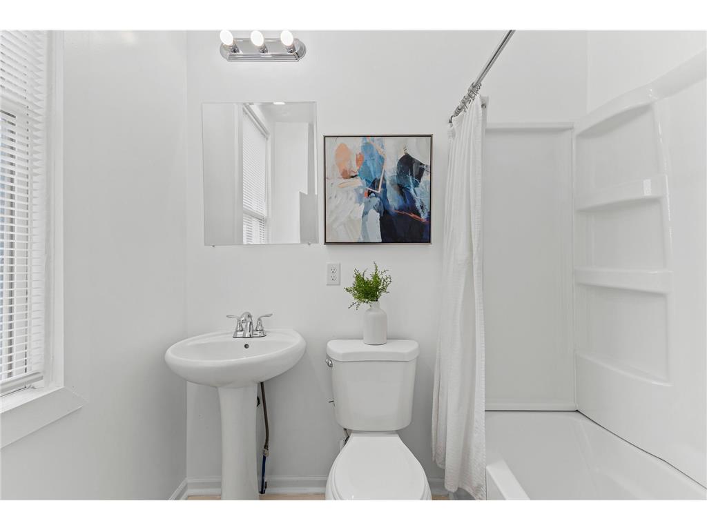 811 Queen Avenue N Minneapolis MN 55411 6807437 image16