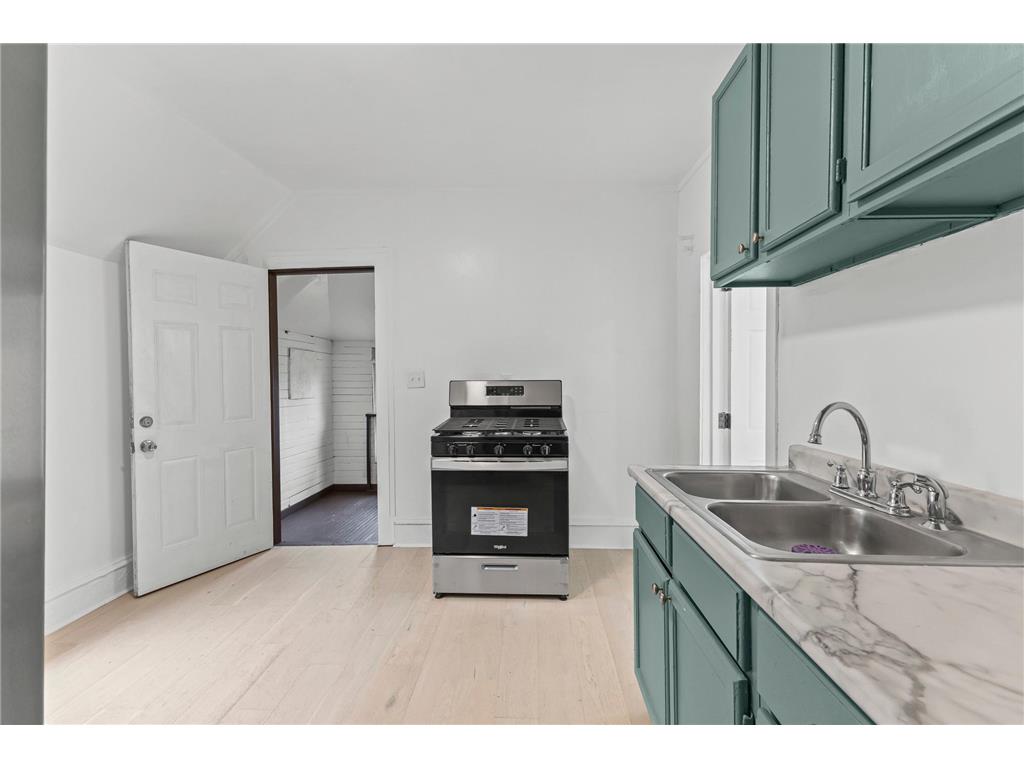 811 Queen Avenue N Minneapolis MN 55411 6807437 image27