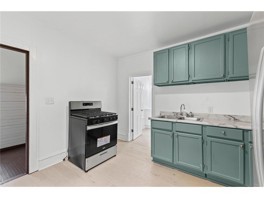 811 Queen Avenue N Minneapolis MN 55411 6807437 image29