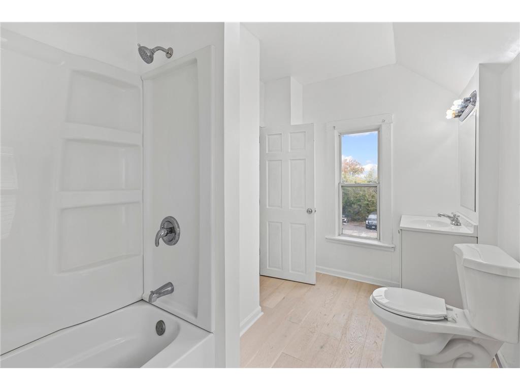 811 Queen Avenue N Minneapolis MN 55411 6807437 image31