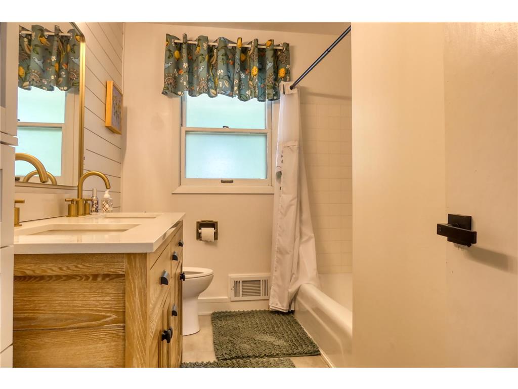 8112 N Shore Trail N Forest Lake MN 55025 - Forest 7019995 image35