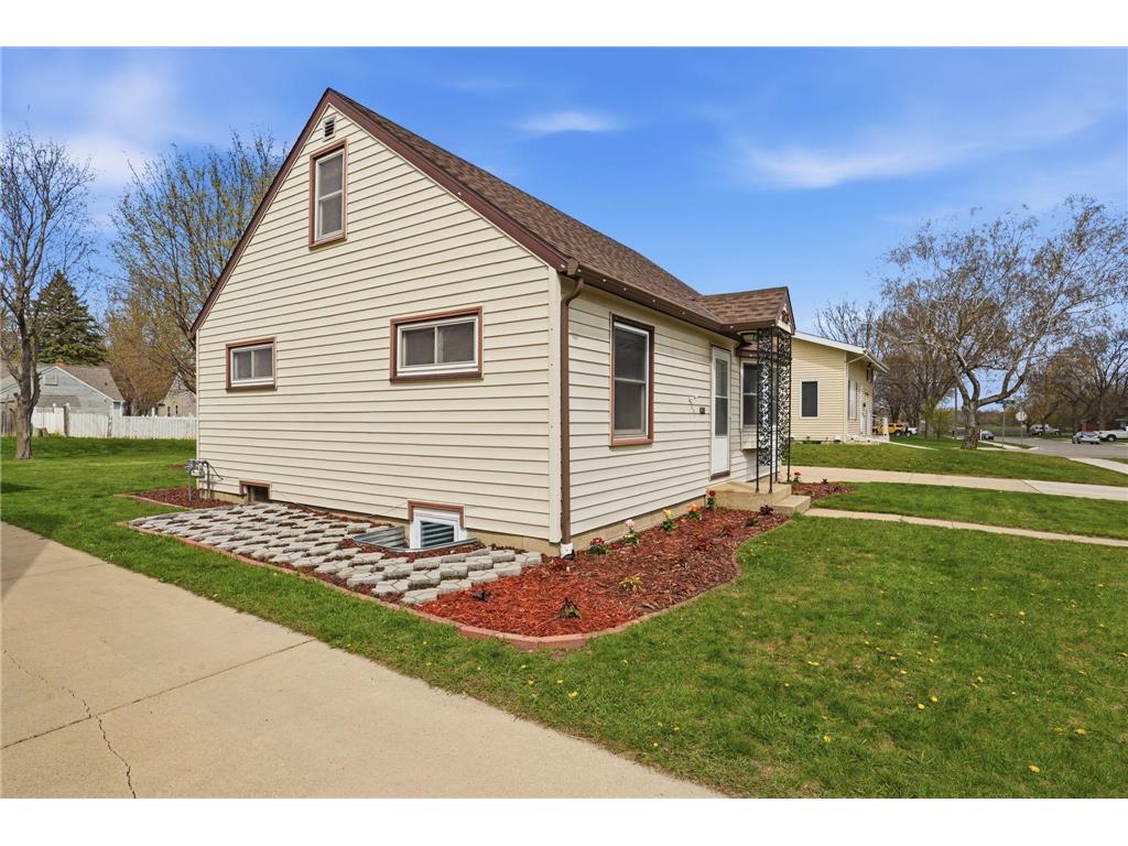 813 Augusta Avenue Willmar MN 56201 7056876 image3