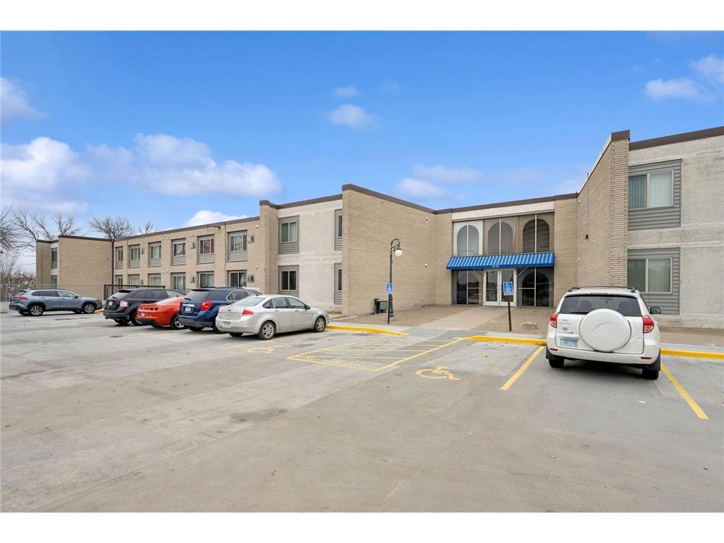 8133 E Bloomington Freeway Bloomington MN 55420 6609511 image1