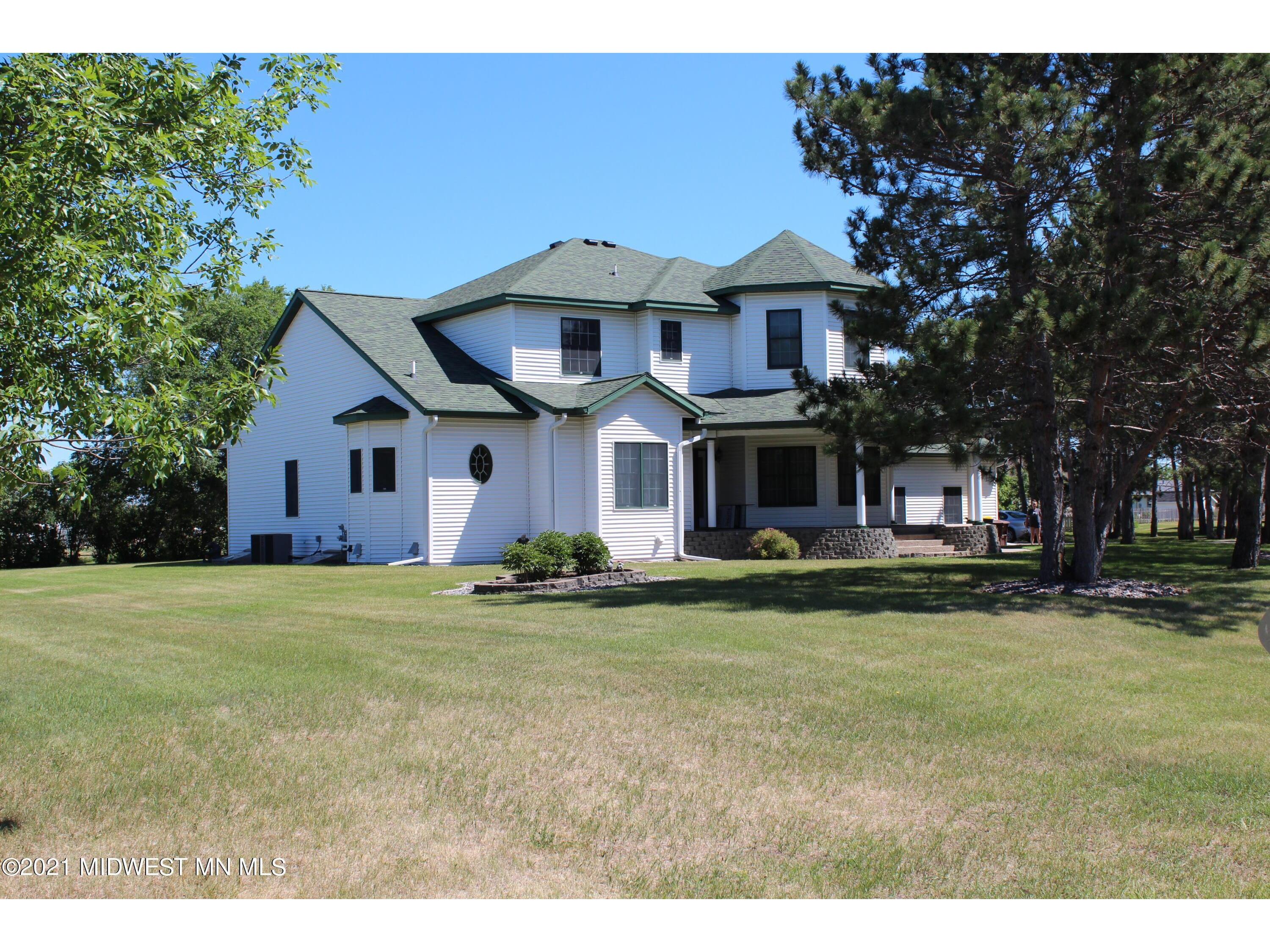 814 Pinewood Lane Lane, Perham, MN 56573 MLS 6065119 Edina Realty