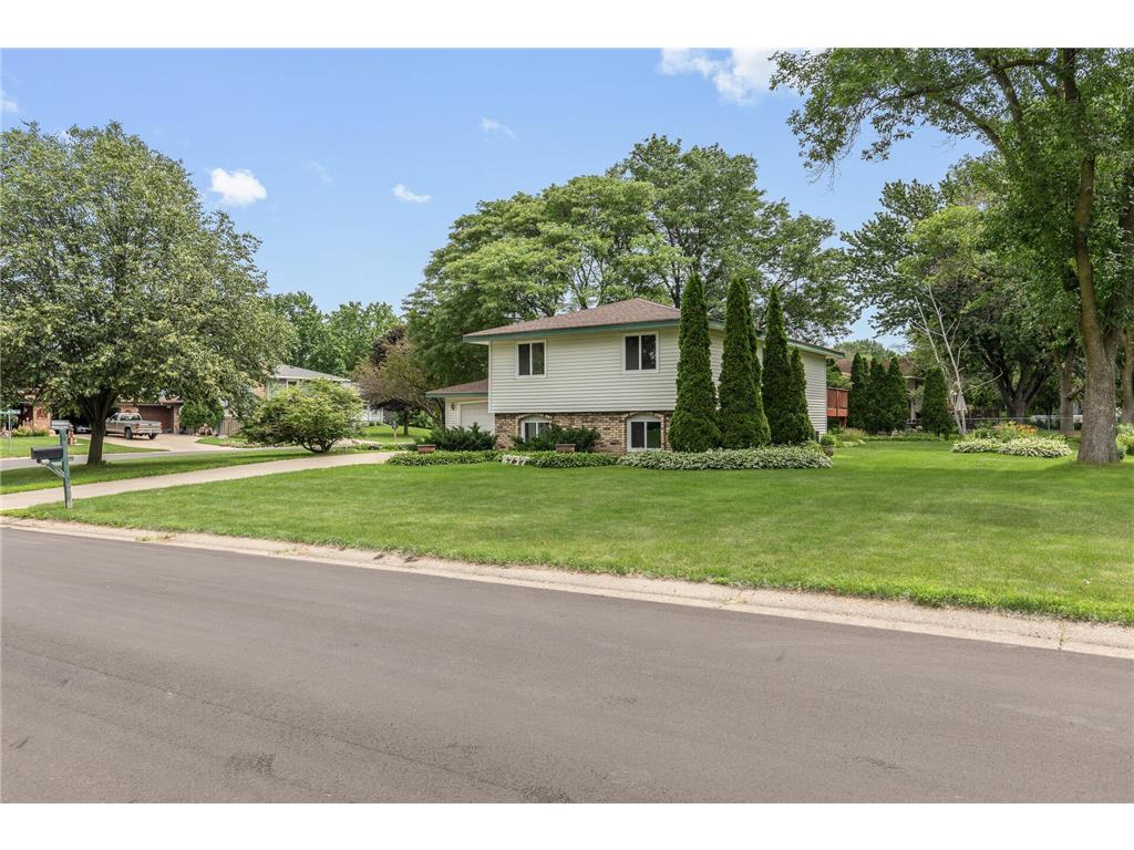 8212 Vincent Avenue N Brooklyn Park MN 55444 6522994 image1