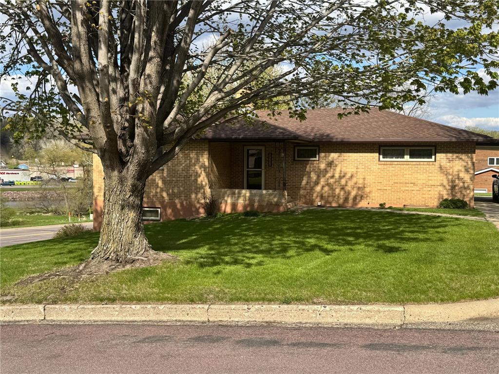 824 Brown Street Jackson MN 56143 7066248 image1