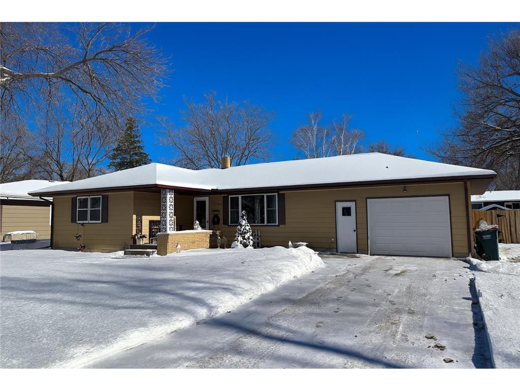 826 Maple Street NE Hutchinson MN 55350 6826534 image1