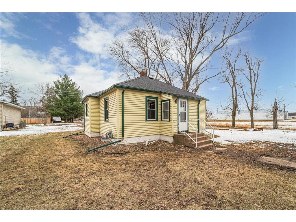 830 W 3rd Street Rush City MN 55069 6714519 image1