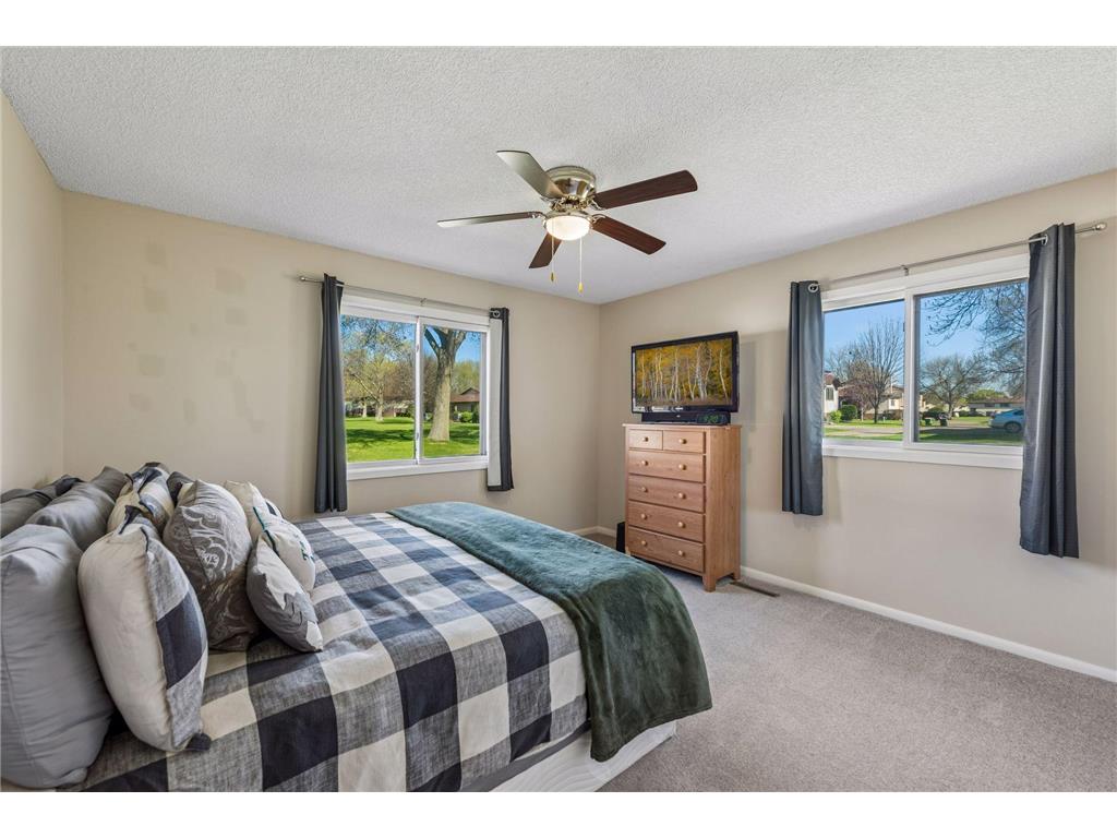 8646 S Maplebrook Circle Brooklyn Park MN 55445 7075935 image10