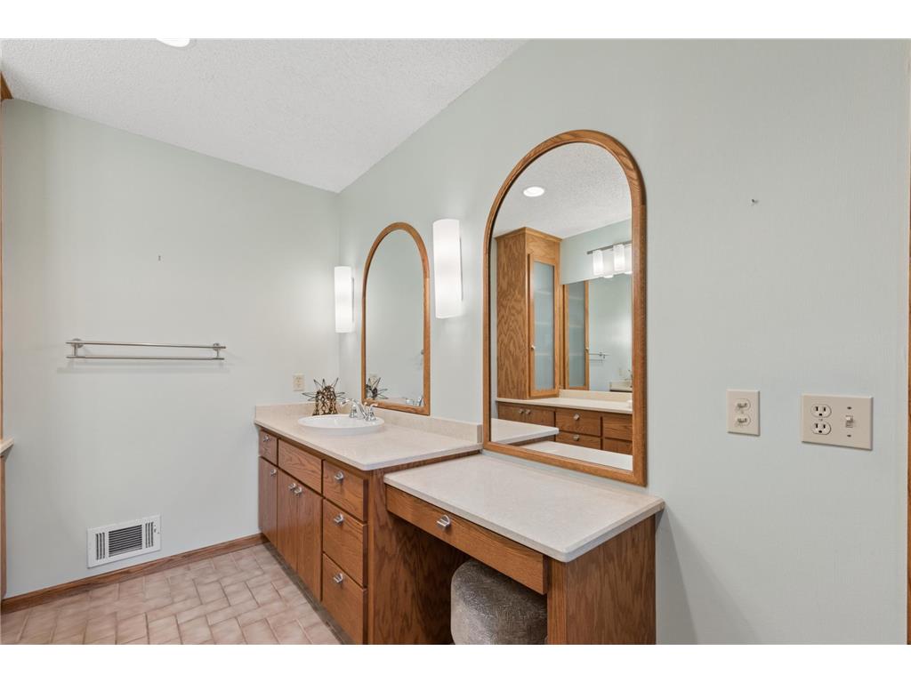 8655 Hunters Way Apple Valley MN 55124 7069873 image34