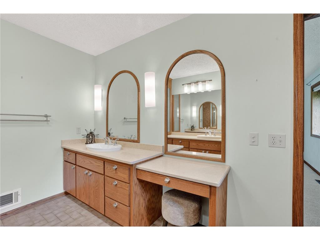 8655 Hunters Way Apple Valley MN 55124 7069873 image35