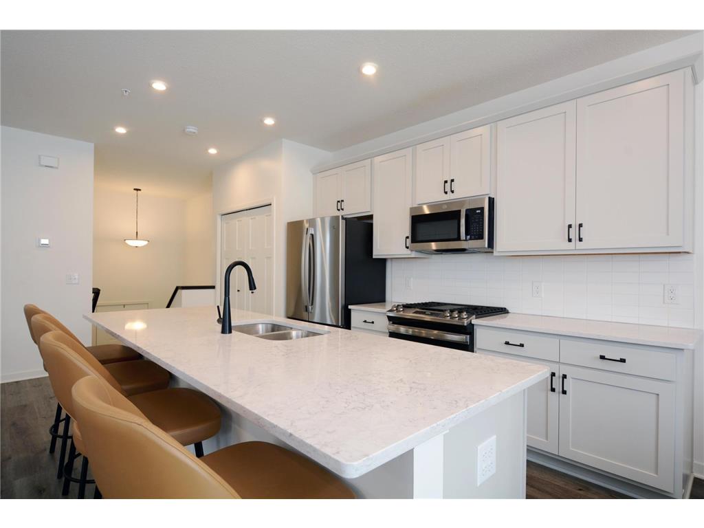 8698 London Circle NE #E Blaine MN 55449 6647601 image1