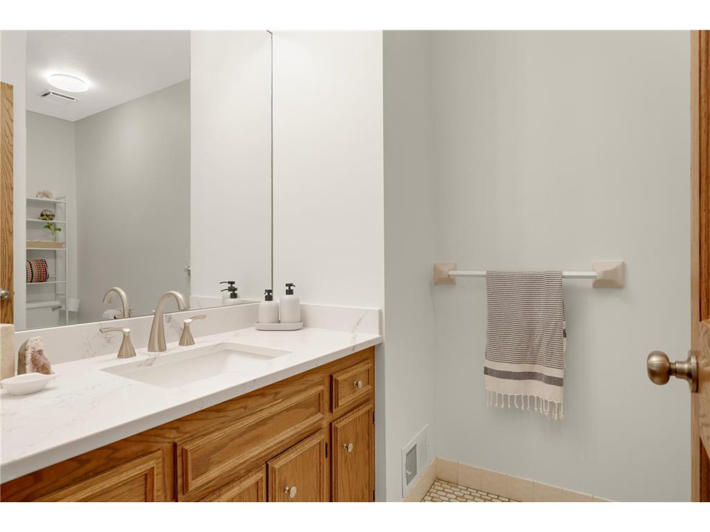 8713 Lakeview Circle Bloomington MN 55438 7094378 image29