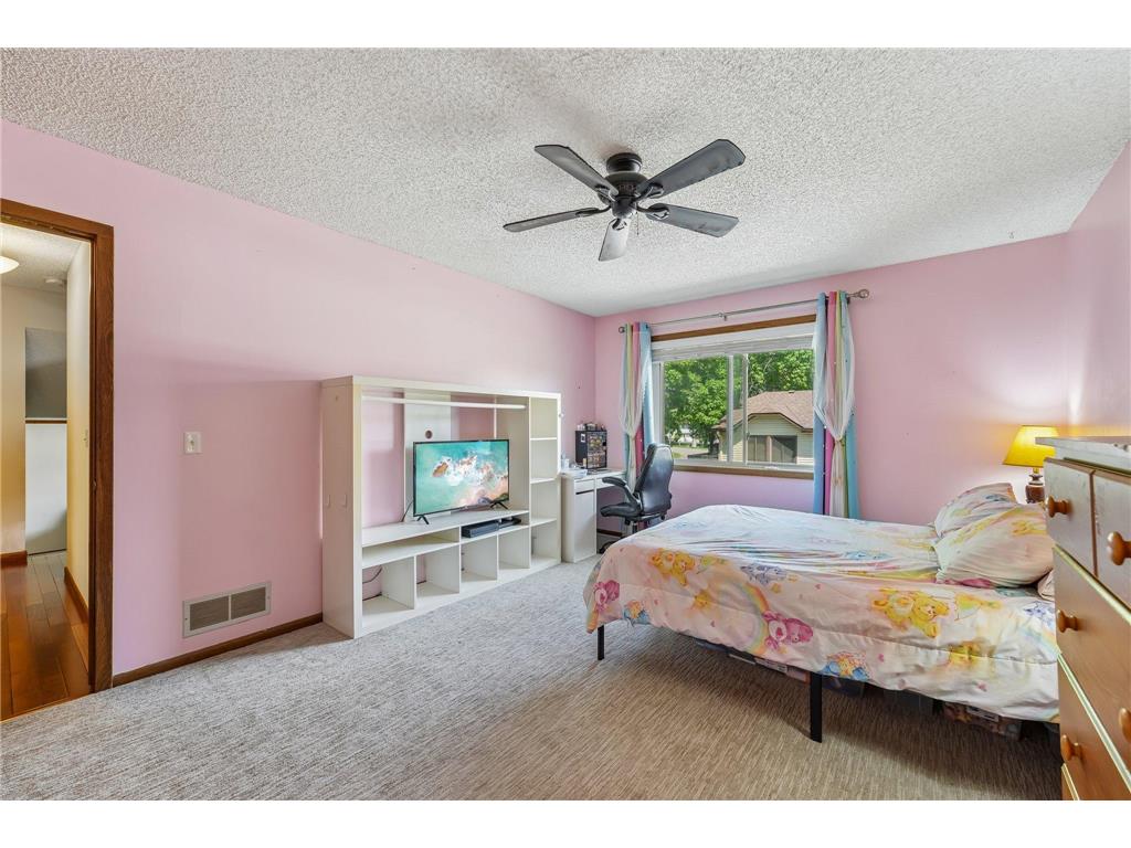 8720 N Maplebrook Circle Brooklyn Park MN 55445 7075701 image10