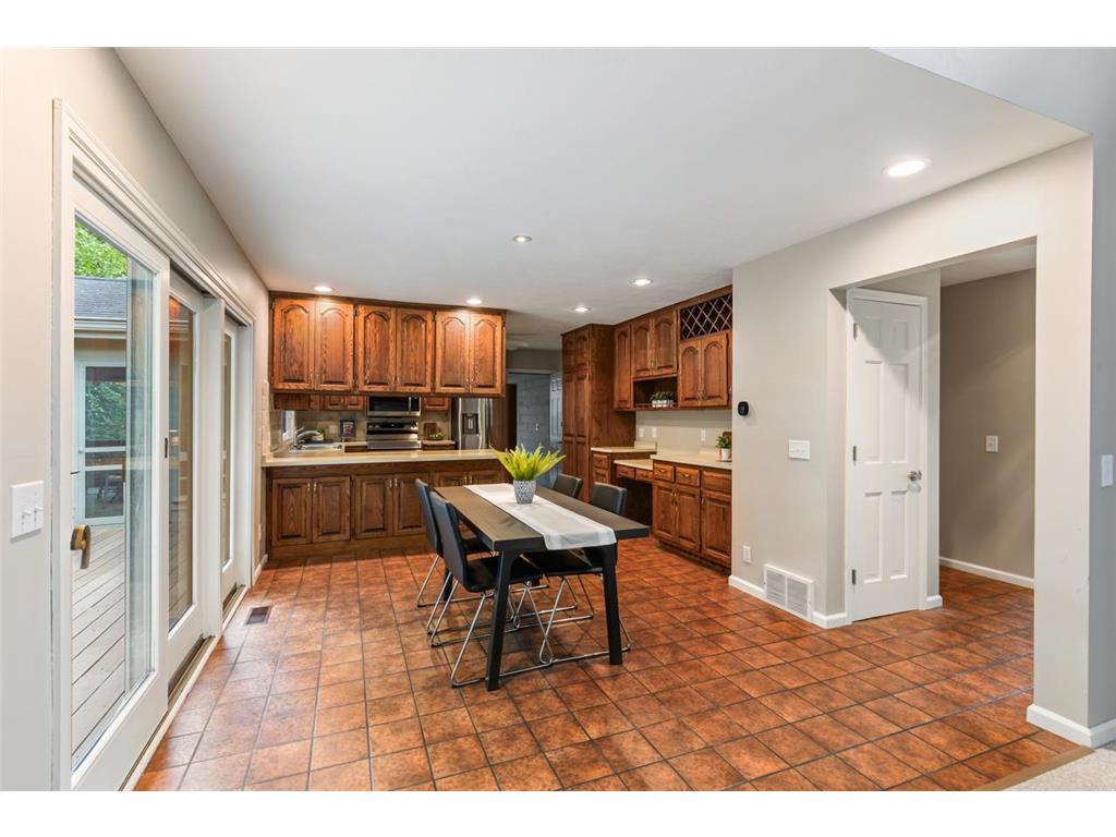 8753 Walton Oaks Drive Bloomington MN 55438 - North Arm Bush 7099648 image8