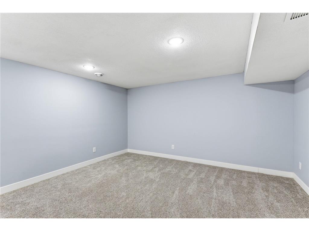 879 Iowa Avenue W Saint Paul MN 55117 7079117 image24
