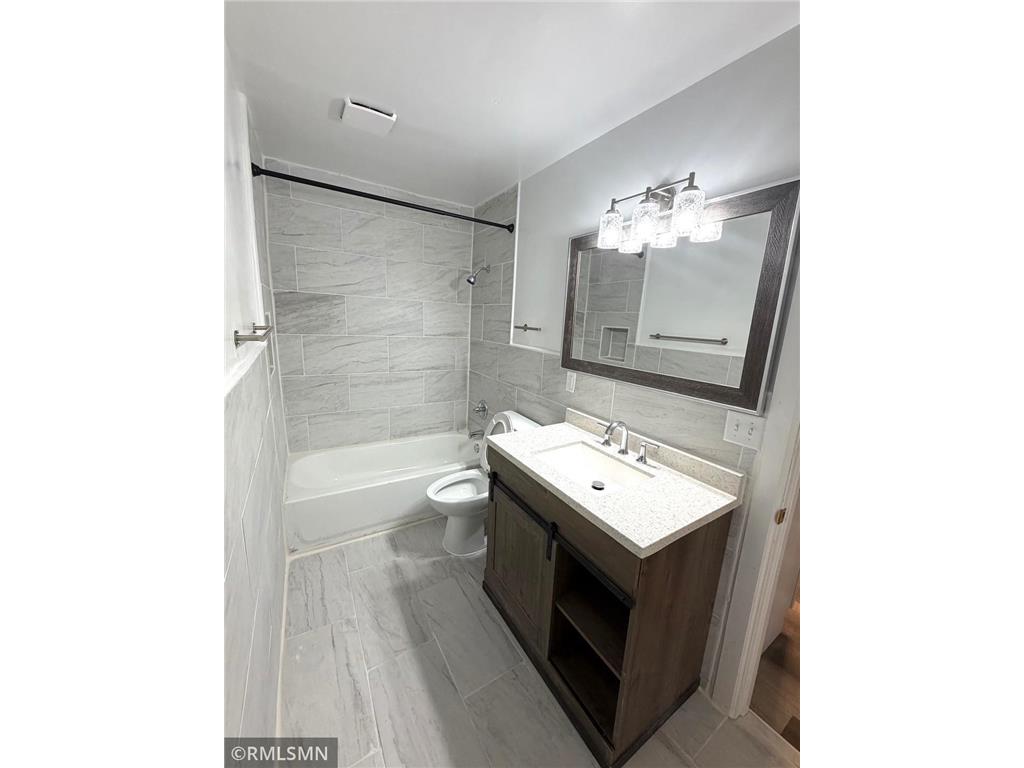 886 Johnson Parkway Saint Paul MN 55106 7071655 image5