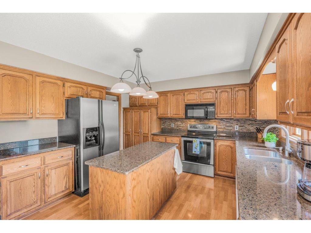 8906 Ashley Terrace Brooklyn Park MN 55443 7067099 image3