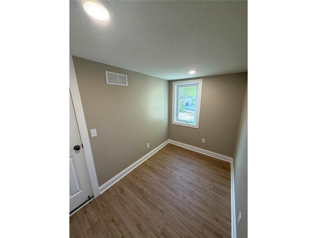 892 4th Street E Saint Paul MN 55106 7075602 image10
