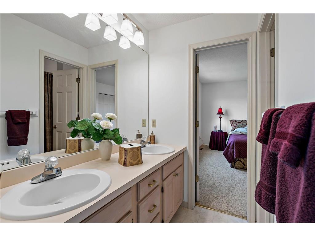 8923 Highland Bay Woodbury MN 55125 7061854 image44