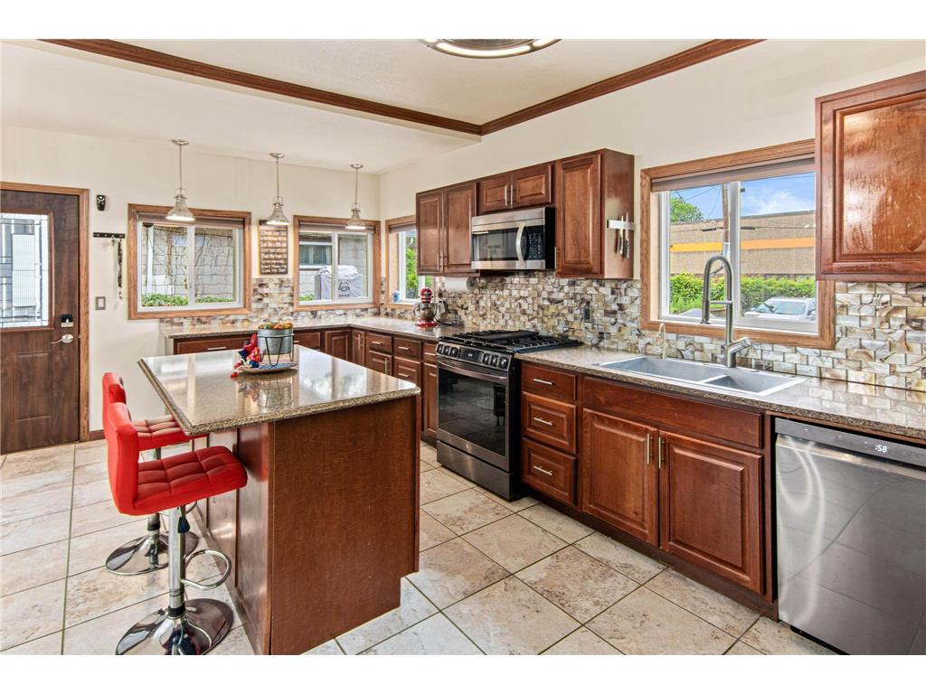 895 Johnson Parkway Saint Paul MN 55106 6546584 image1